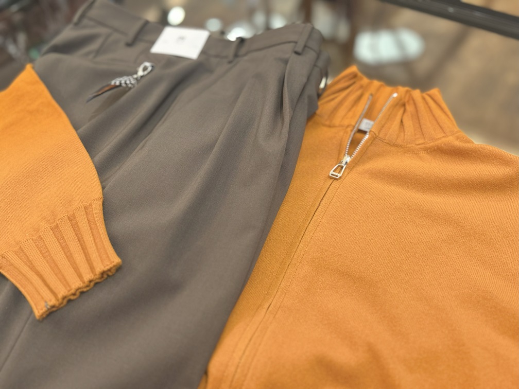 グレーパンツと合わせた上品なカラーコーディネート