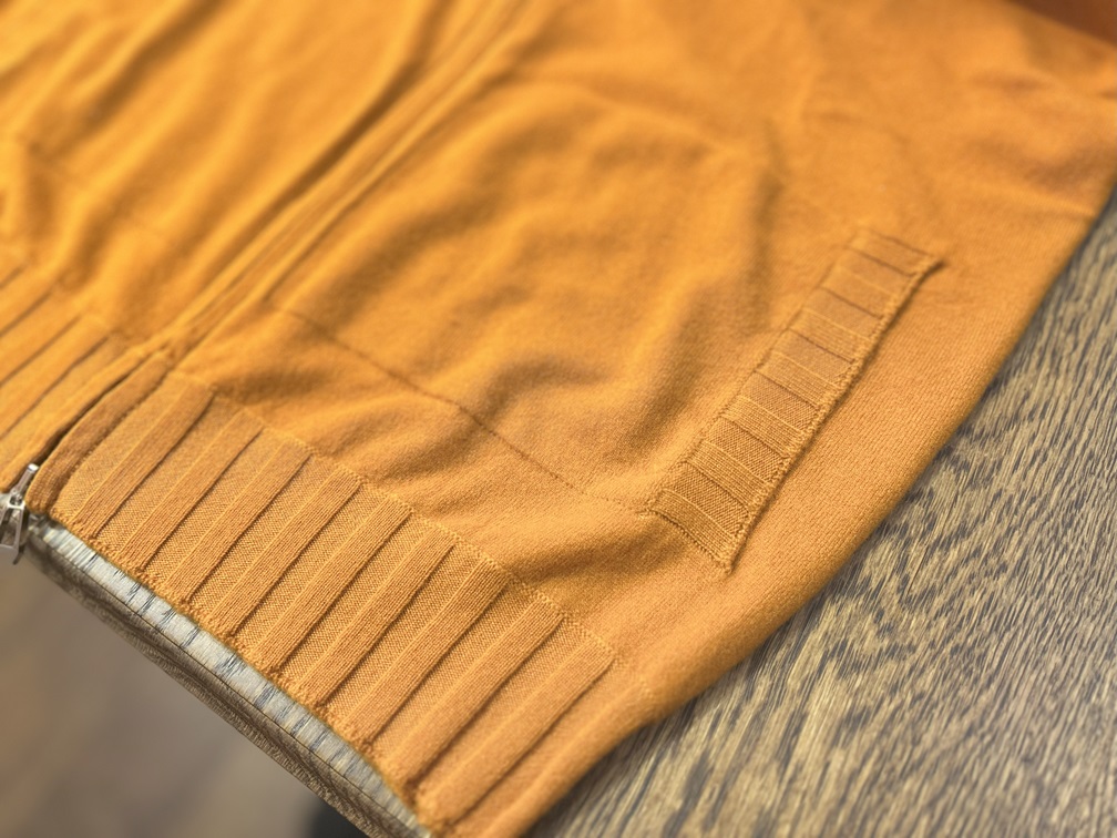 裾のリブとポケット口の切替えが分かるクローズアップ