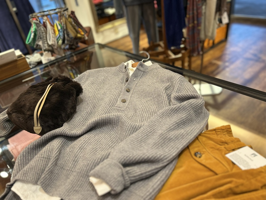 LAMANO ARTISANSのグレーカシミアヘンリーネックプルオーバーとベロアパンツの上品な組み合わせ