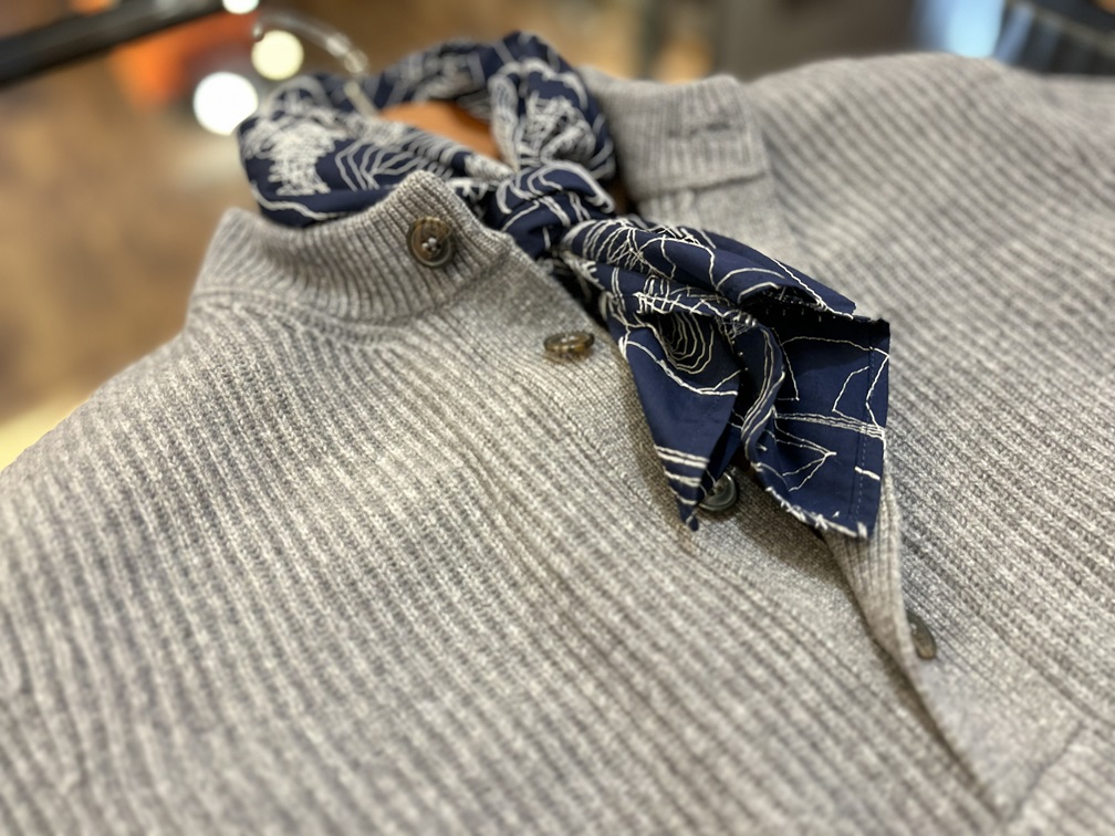 LAMANO ARTISANSのヘンリーネックニットに柄入りネッカチーフを合わせた首元のスタイリング