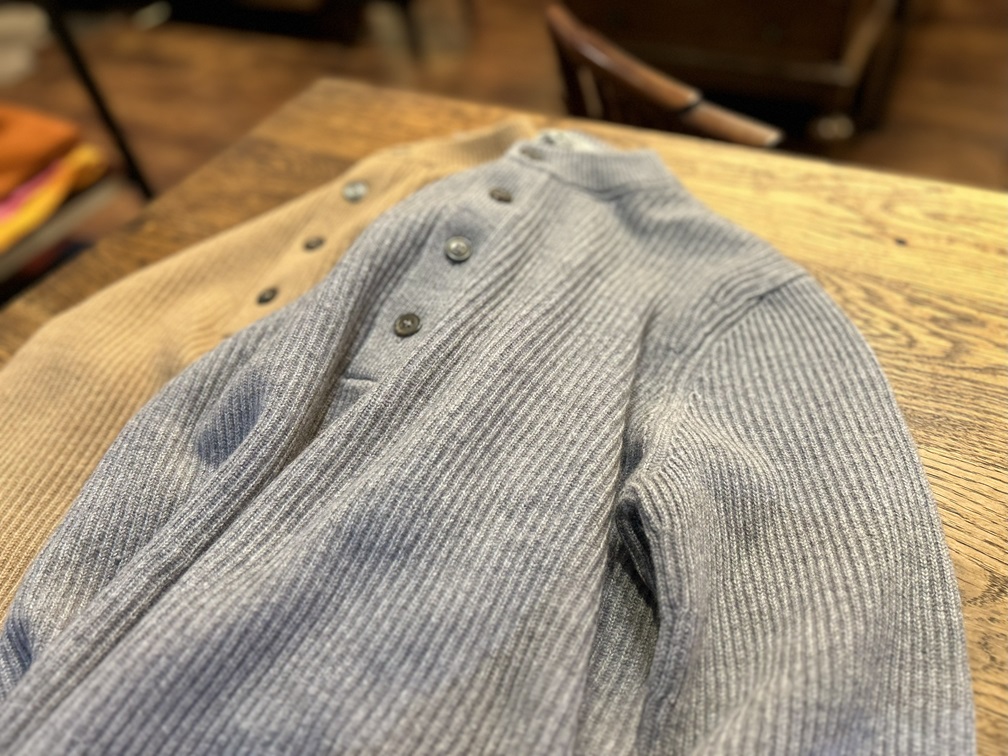 LAMANO ARTISANSカシミアヘンリーネックニットのグレーとベージュの2色比較