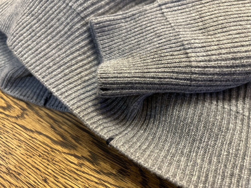 LAMANO ARTISANSカシミアプルオーバーの裾と袖に施された黒糸のステッチディテール