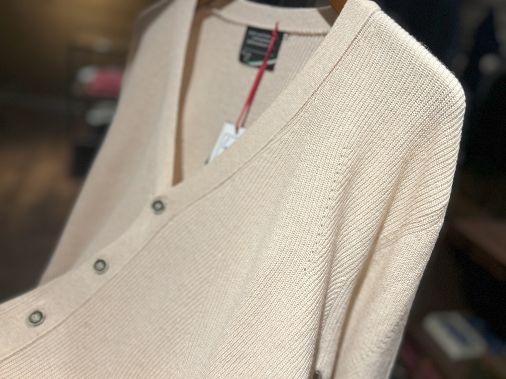 Loft1 メンズカーディガンの編み模様とボタンディテールのクローズアップ
