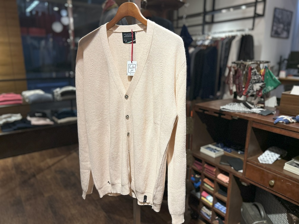 Loft1 カシミア混メンズカーディガンが店内にディスプレイされた様子