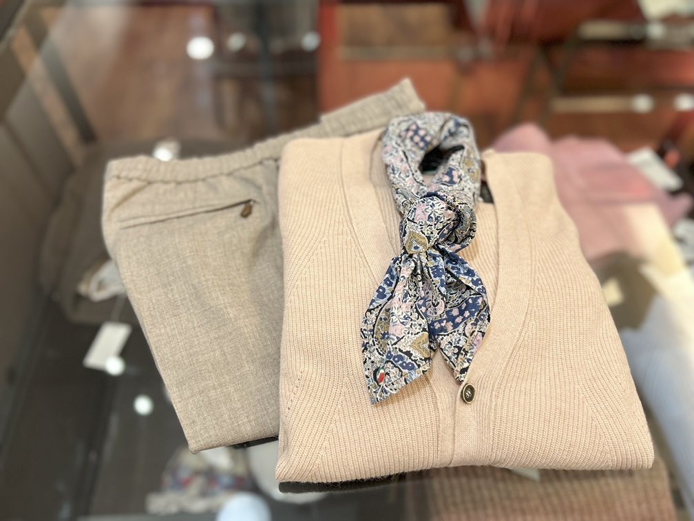 Loft1 メンズカーディガンにスカーフを合わせた上品なビジカジスタイル