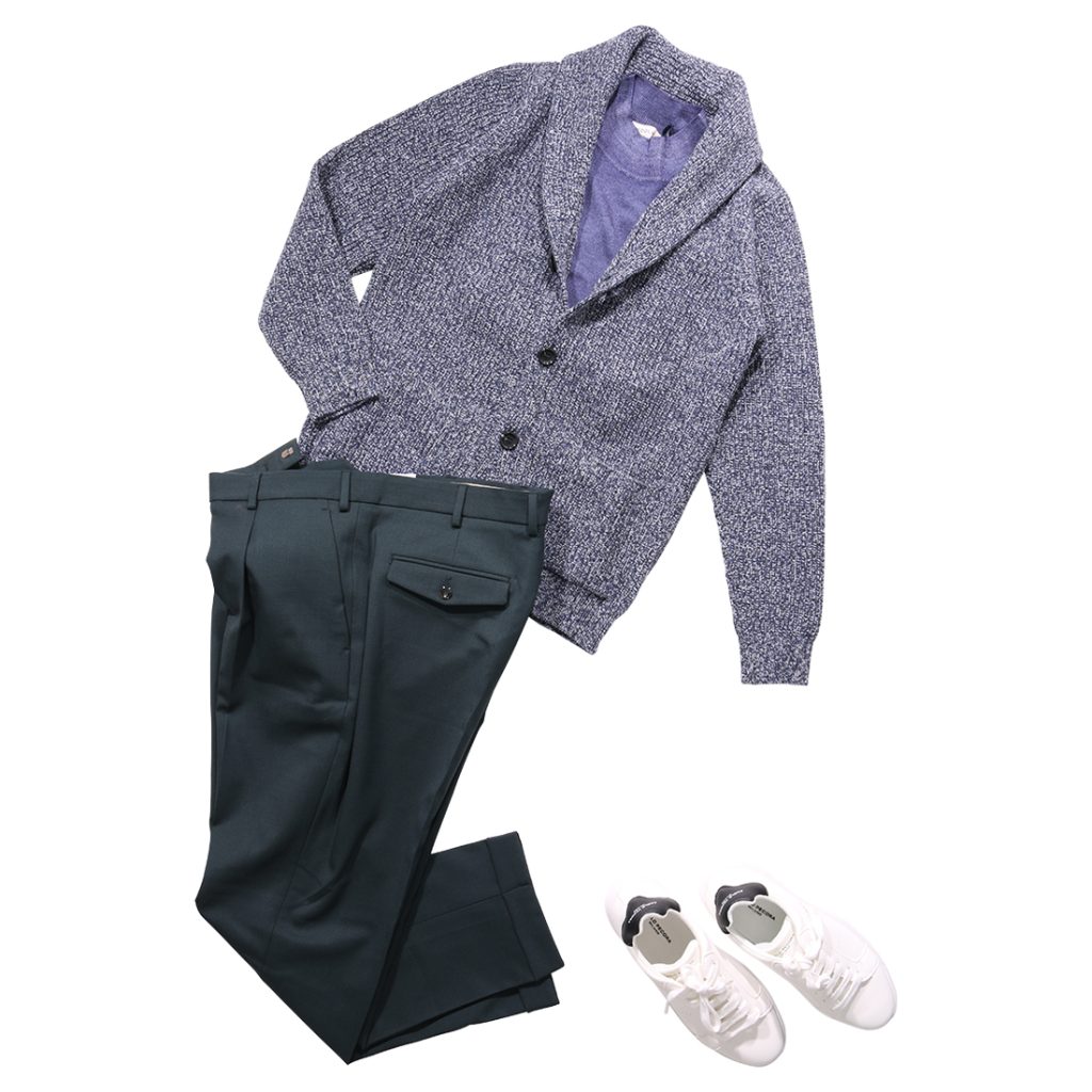 ショールカラーのネイビー系メランジカーディガンにモックネックニット、深緑のスラックスと白スニーカーを合わせた大人のスマートカジュアル全身コーデ