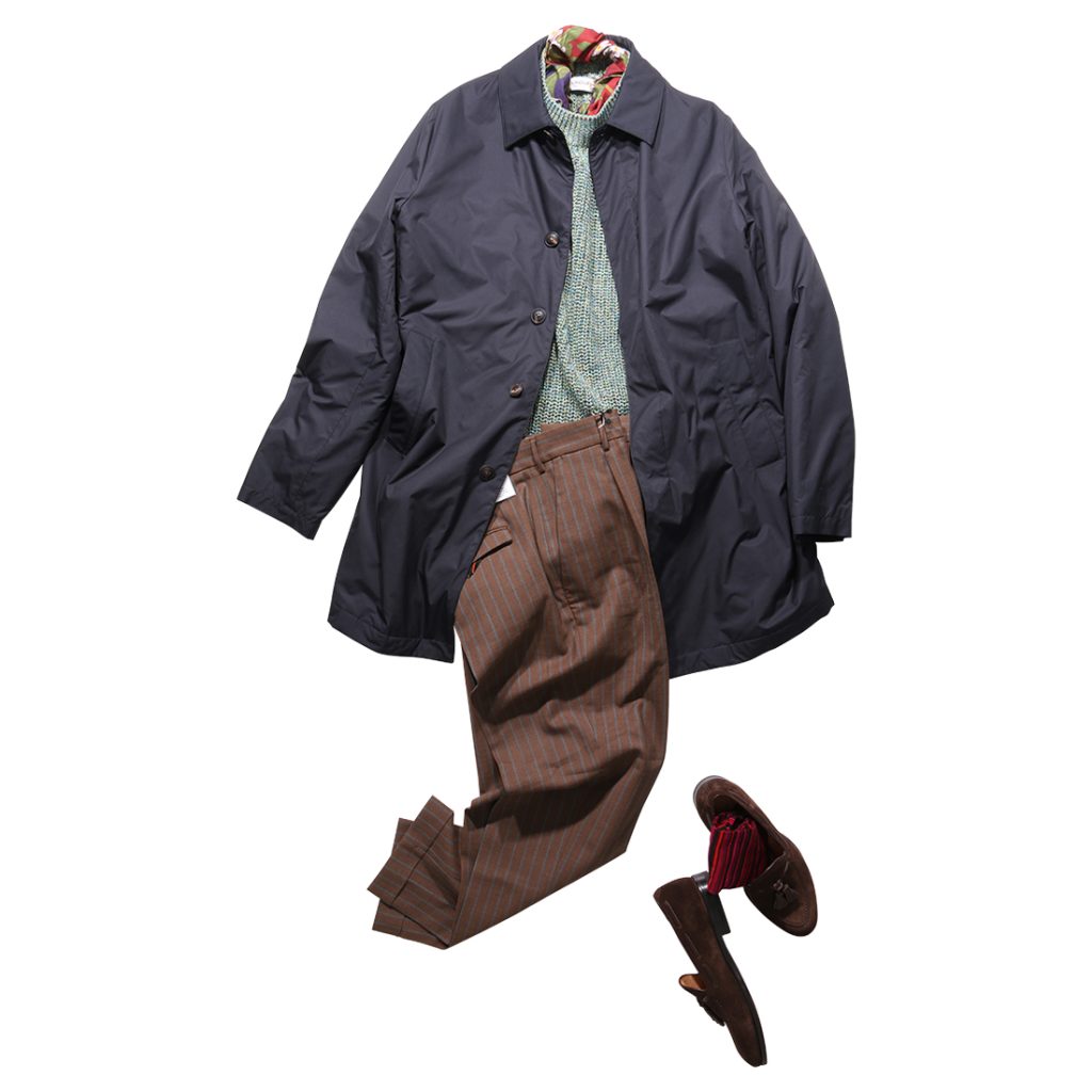 軽やかなネイビーコートと細ピッチのストライプスラックス、差し色スカーフとニット、茶のタッセルローファーでまとめたスマートスタイル