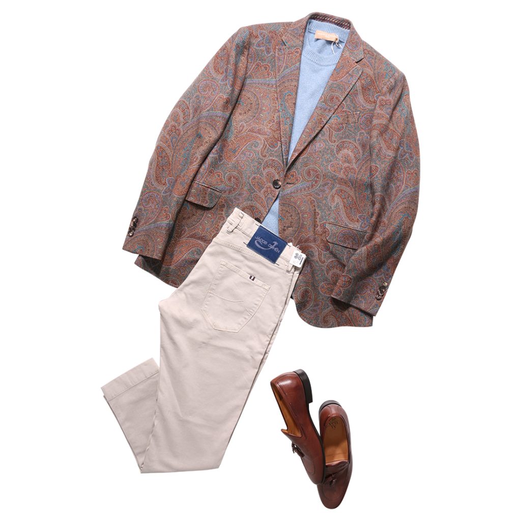 ETROのペイズリー柄ジャケットにDANIELE FIESOLIのブルーニットとJACOB COHENのベージュパンツを合わせた上品なコーディネート