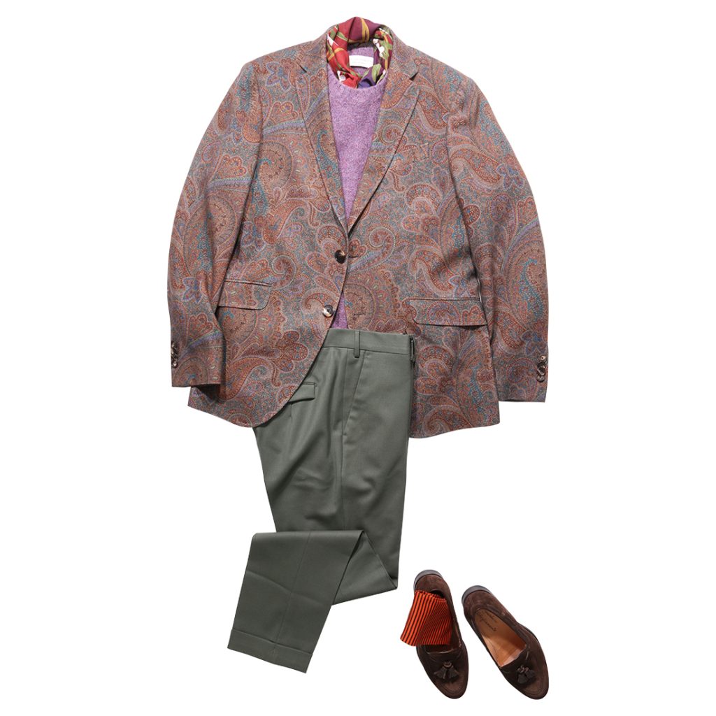 ETROのペイズリー柄ジャケットにパープルニットとグリーンパンツを合わせた華やかな秋冬コーディネート