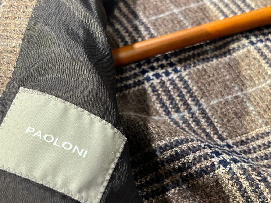ジャケット内側のPAOLONIブランドタグと裏地のディテール