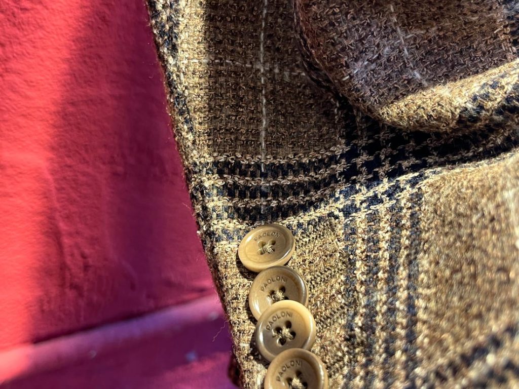 PAOLONIロゴ入りボタンが並ぶ袖口ディテールの接写