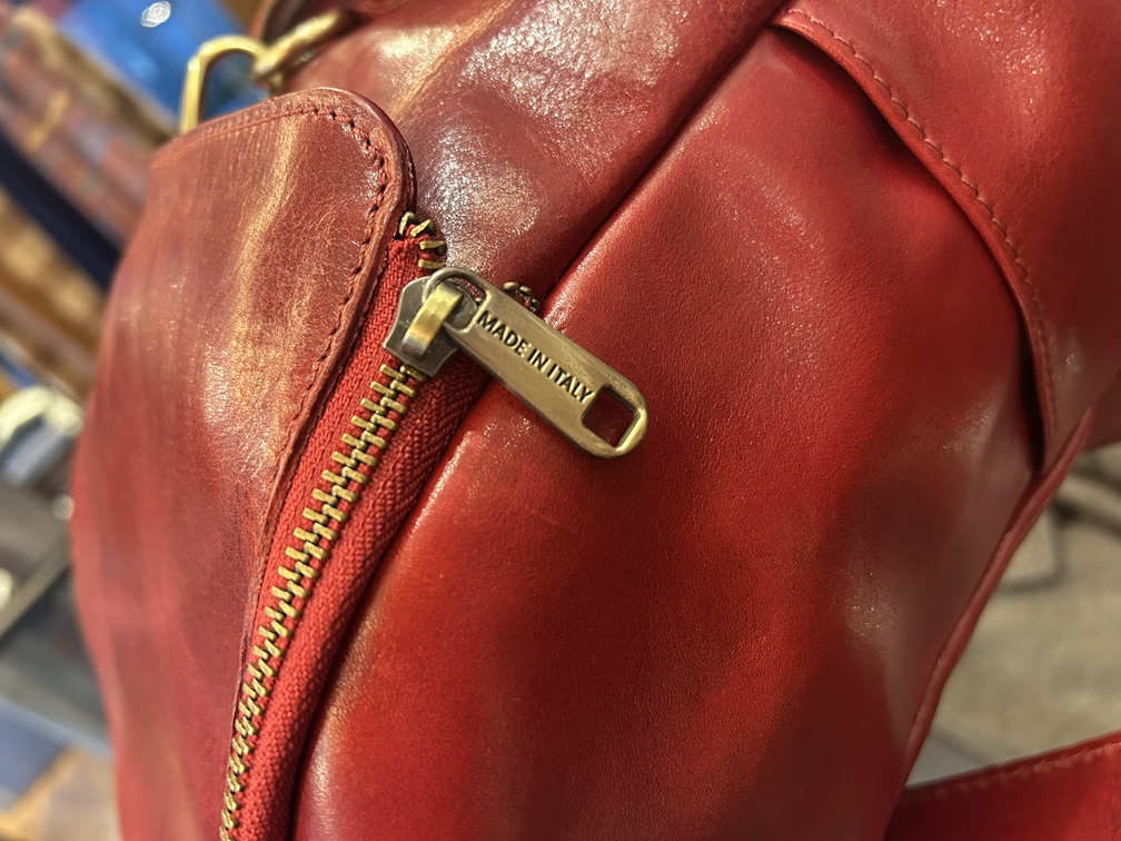 MADE IN ITALY刻印入りジップのディテール