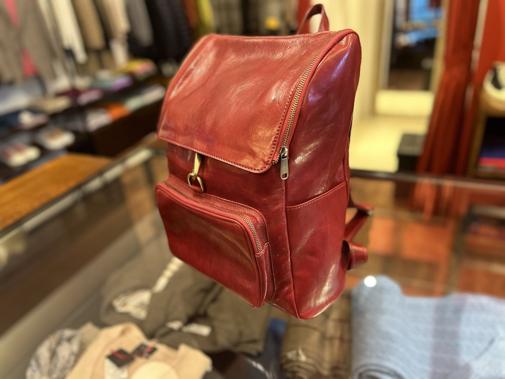 PELLICCIAの本革リュック全体像