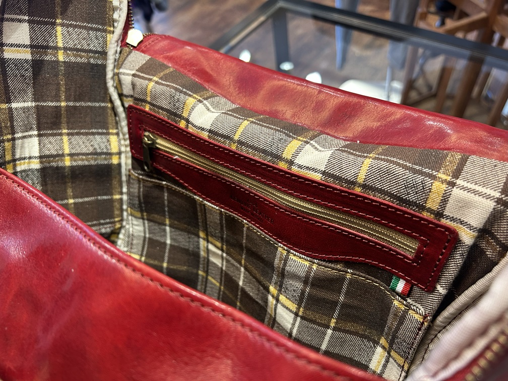 チェック柄ライニングが美しいバッグ内装