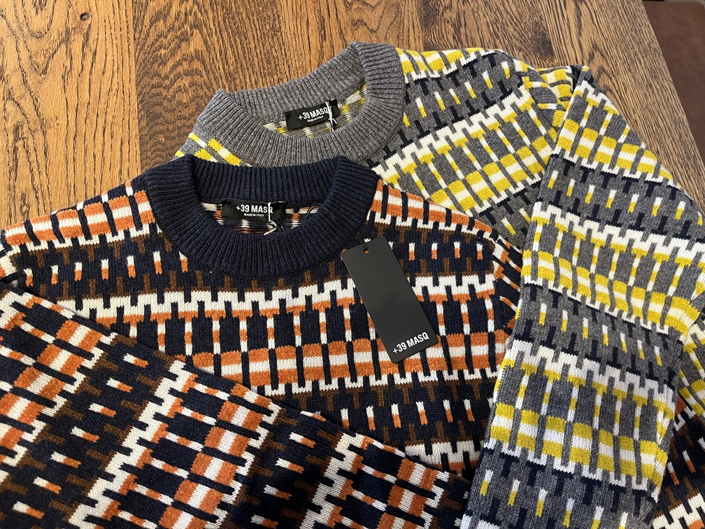+39MASQの2色展開の柄ニット（オレンジとイエロー）