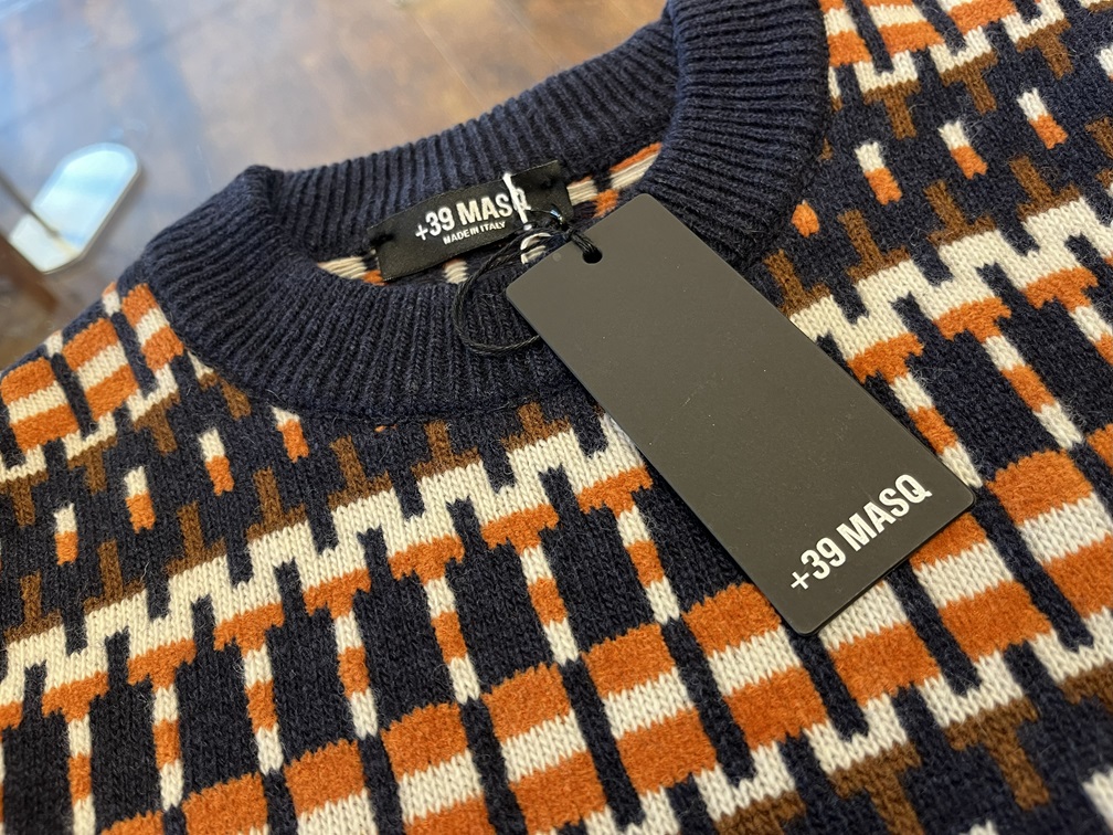 +39MASQのネイビー×オレンジ柄ニットのフロント詳細