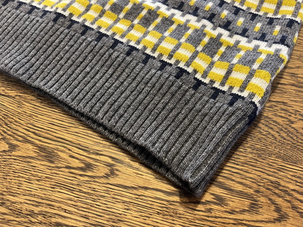 +39MASQグレー×イエロー柄ニットの裾リブ詳細