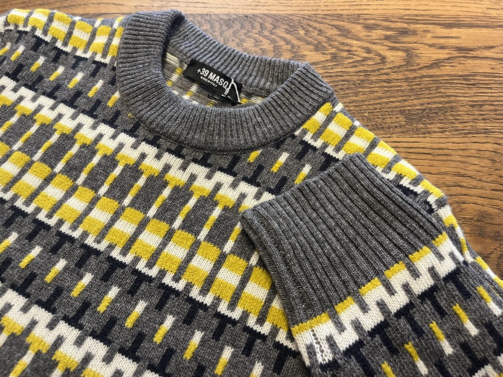 +39MASQグレー×イエロー柄ニットの袖リブと首元