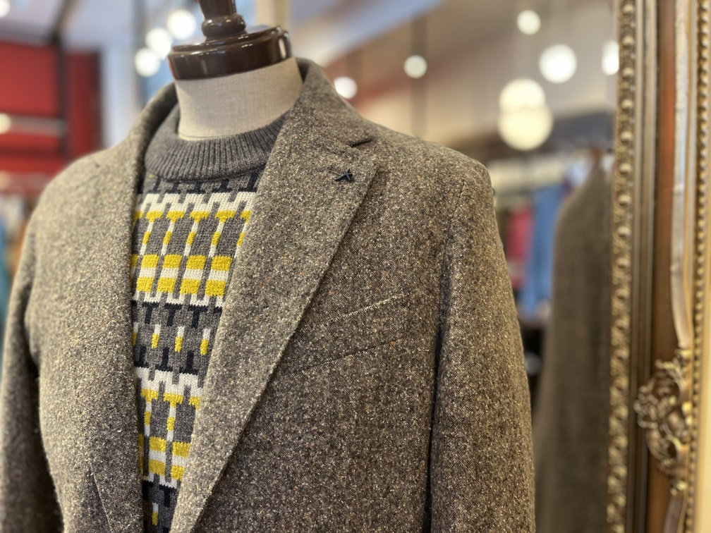 ツイードジャケットに重ねた+39MASQの柄ニットコーディネート