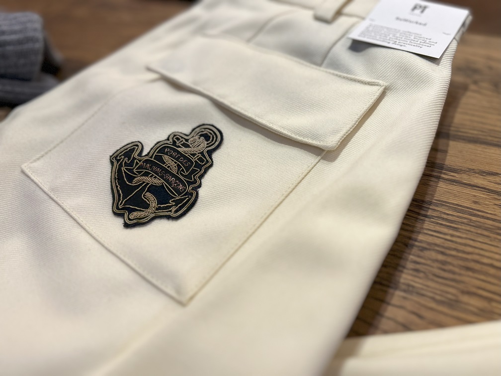 PT TORINO REWORKEDシリーズの象徴的な刺繍エンブレムのアップ