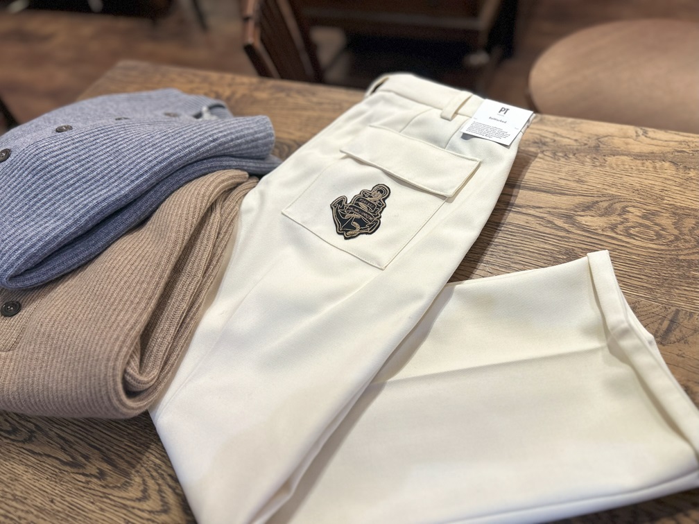 ニットと合わせたPT TORINO クリームカラーウールパンツのスタイリング