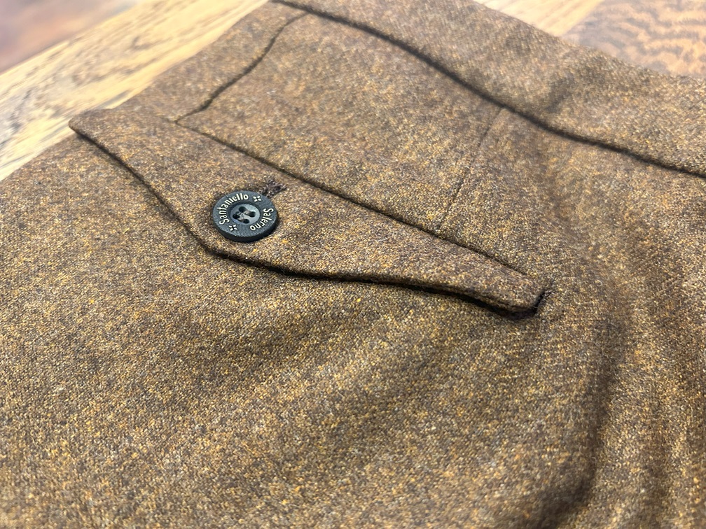 Santanielloスラックスのフラップポケットとブランド刻印ボタン