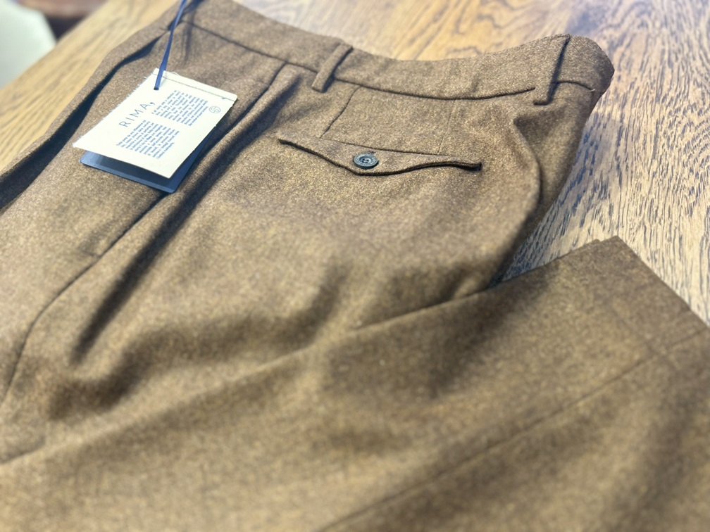 Santanielloウールパンツ｜バックスタイルとフラップポケット