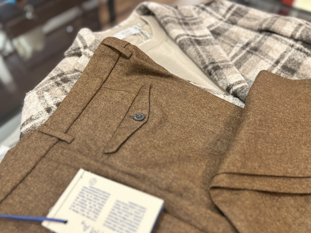 チェックジャケットと合わせたSantanielloブラウンスラックスのコーデ