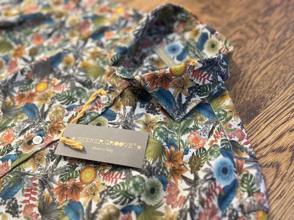 襟元とブランドタグ、メイドインイタリー表記のカット