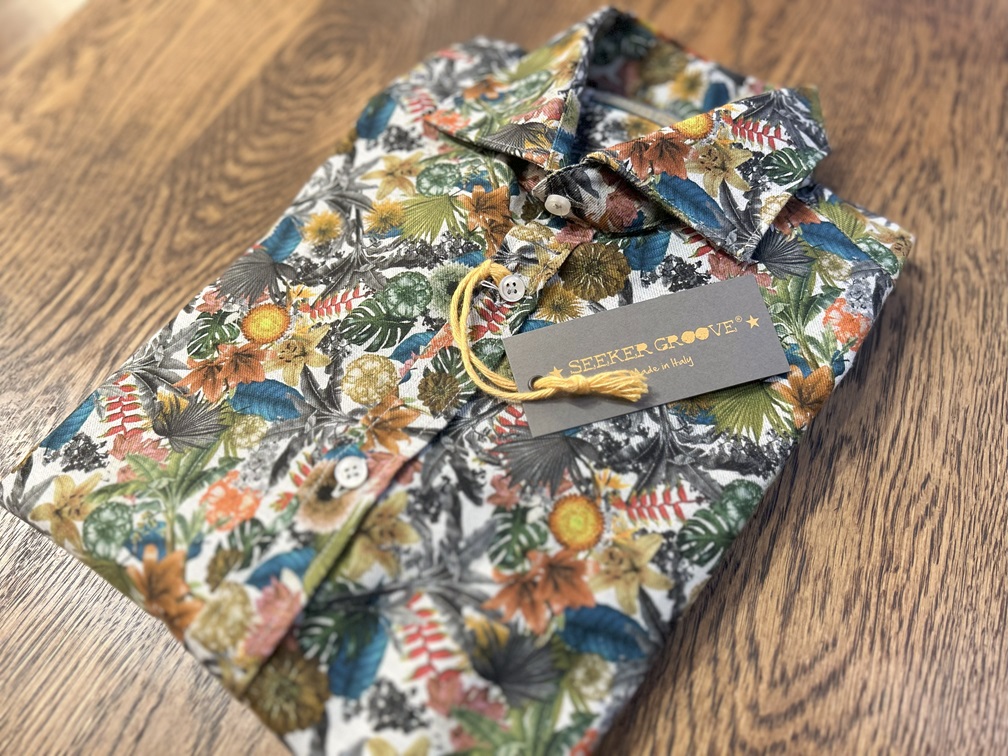 たたみ状態でブランドタグが添えられたシャツ