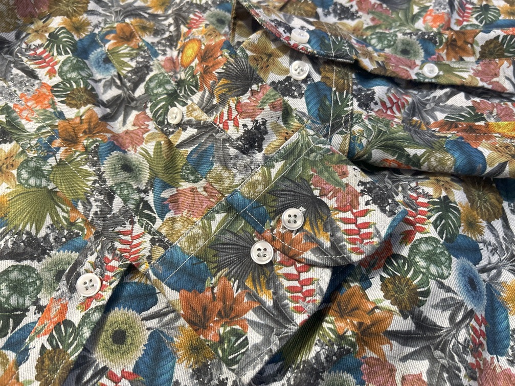 前立てと白ボタンのディテールが映るフロント部分