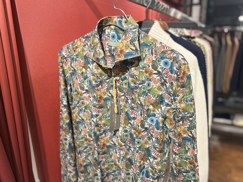 店内ハンガーに掛けた総柄シャツの全体シルエット