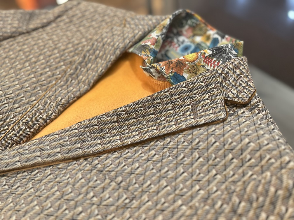 ジャケットと重ねたレイヤード例、襟元に柄がのぞく