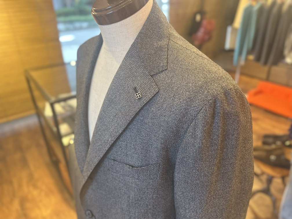 タリアトーレ ジャケット着用イメージ：グレーのテーラード、胸元クローズアップ