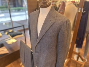 タリアトーレ ジャケットの立体的な肩周りとラペル（グレー、着用カット斜め）