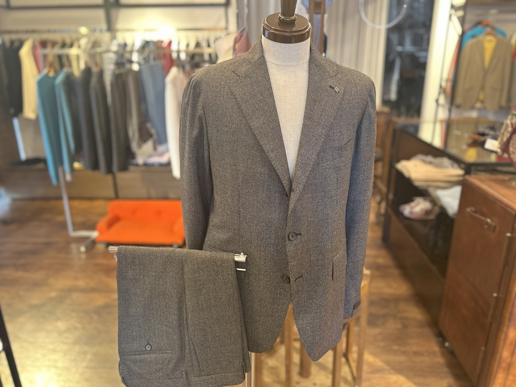 タリアトーレ スーツのセットアップ全体像：グレーのジャケット＆トラウザー