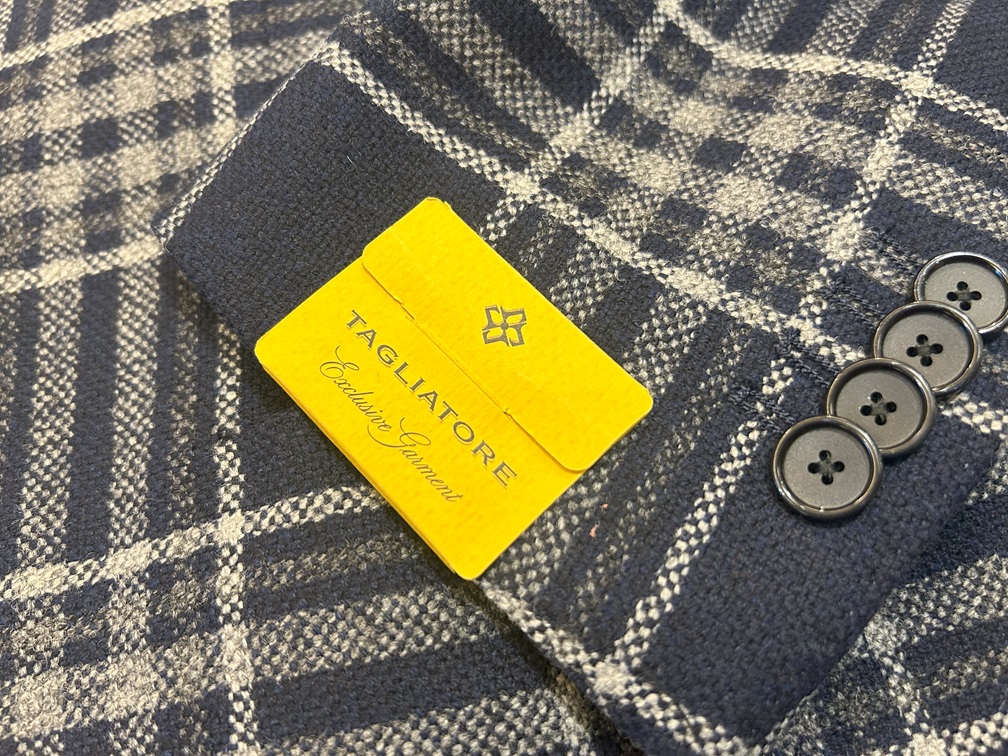 タリアトーレの黄色タグと袖4ボタンのディテール（ネイビー・ウィンドウペーン）