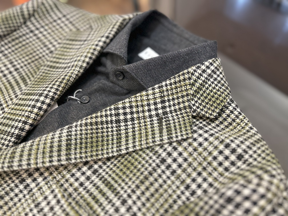 ダークグレーのインナーに重ねた千鳥チェックジャケットのラペル