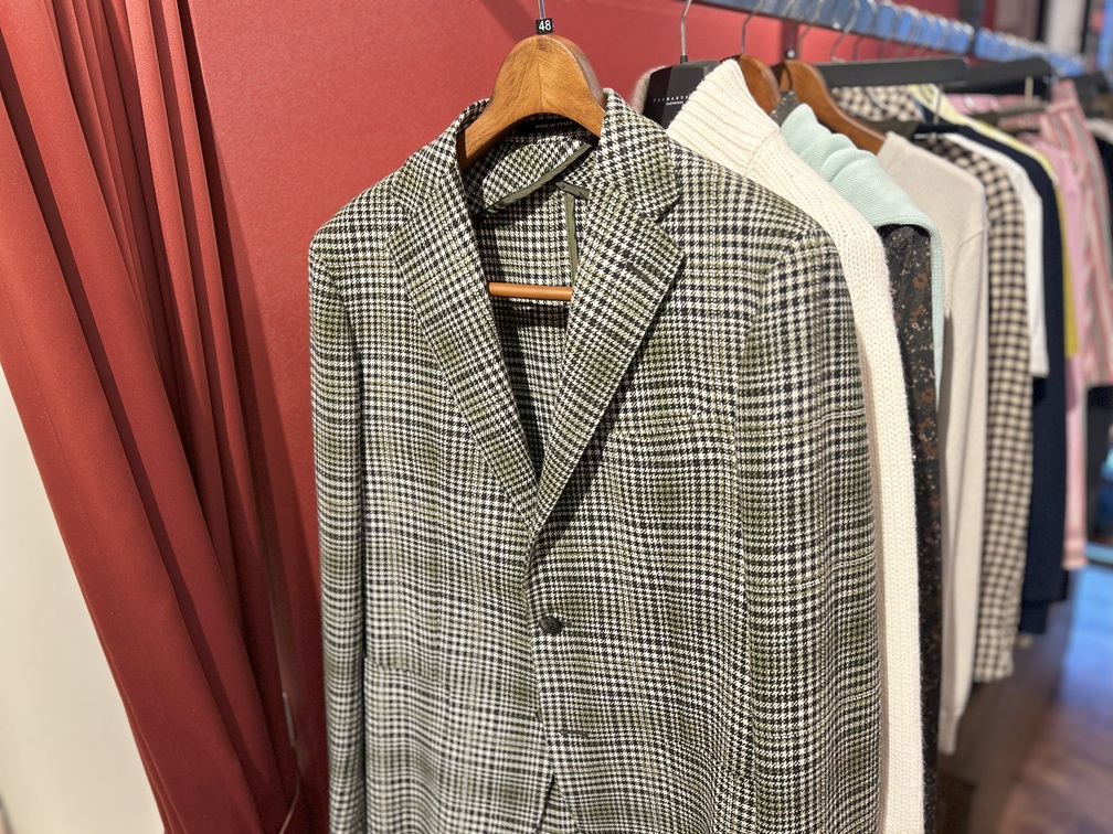 店内ハンガーでの展示、全体シルエットが分かる