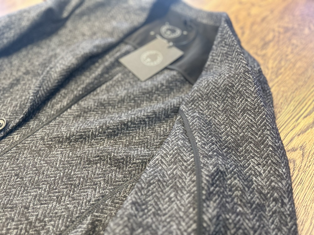 T JACKETのヘリンボーン生地感ディテール