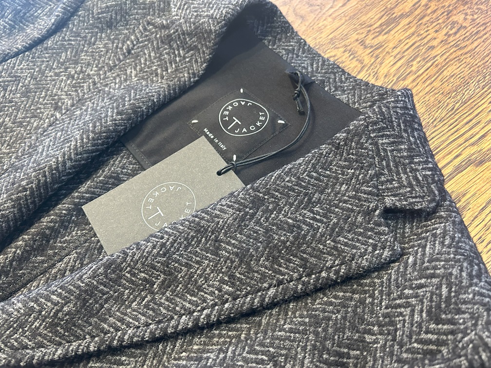 T JACKETブランドタグ付きジャケットの襟元ディテール