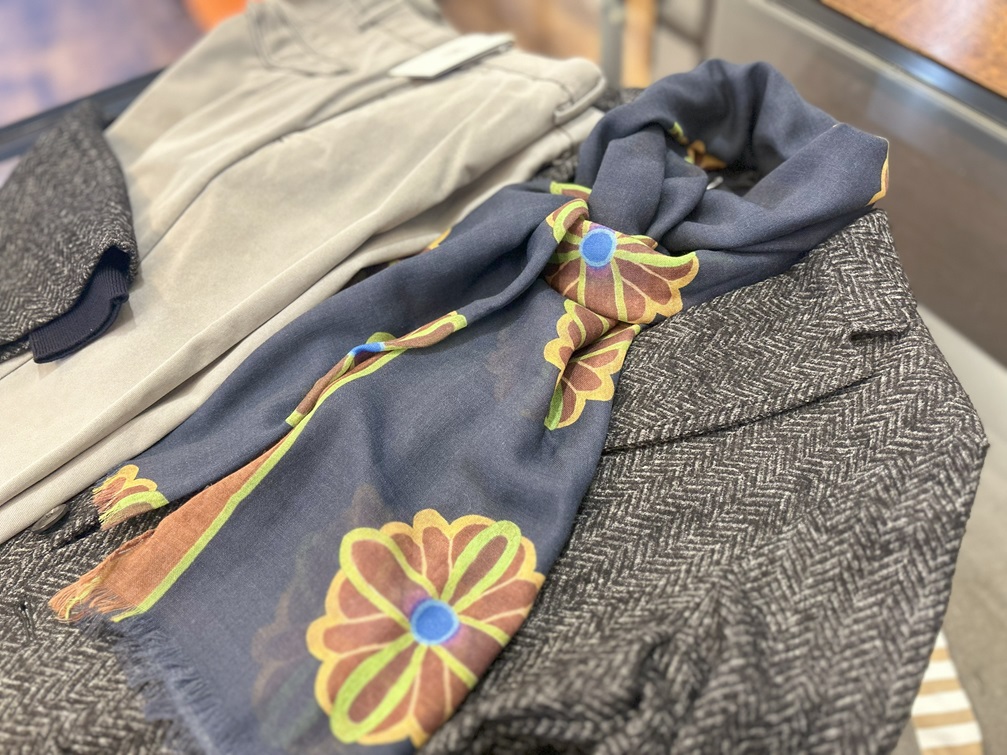 花柄ストールと合わせたT JACKETヘリンボーンジャケットのコーディネート