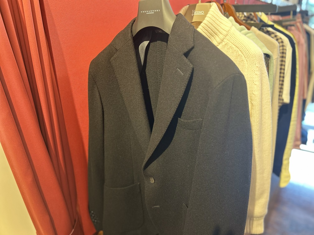 店内ハンガーに掛かった黒のカシミヤジャケット全体