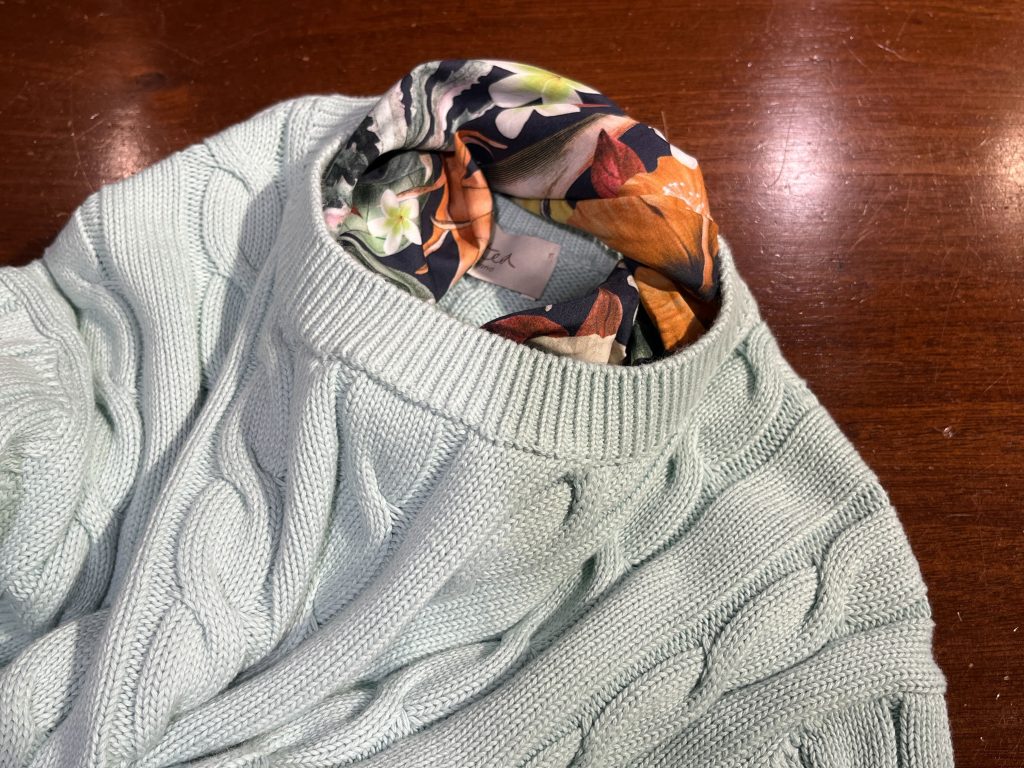 村上ショージさん着用予定のライトグリーンのケーブルニットに花柄ネッカチーフを合わせたコーディネート