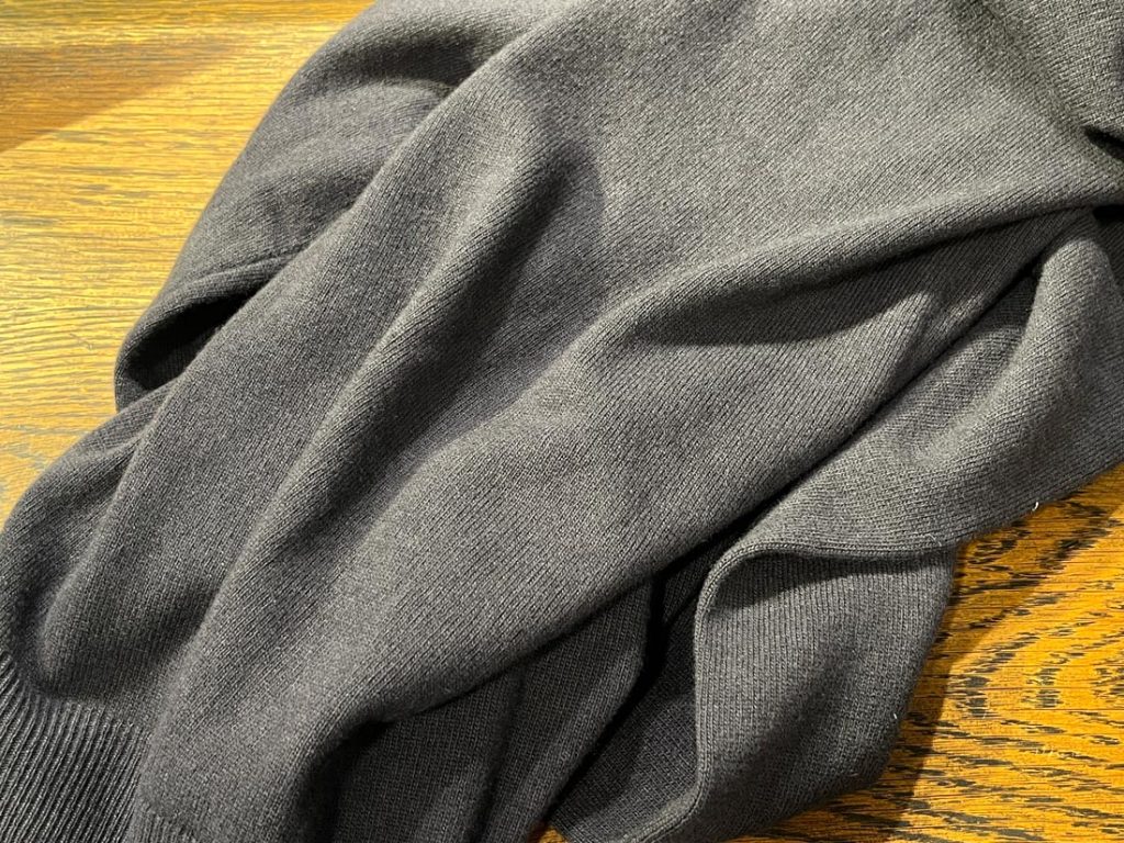 ペイント加工がない背面デザインで前後のコントラストが印象的