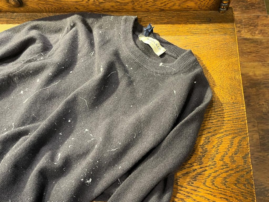 ペイントが全面に施されたWOOL&COのブラックニット全体画像