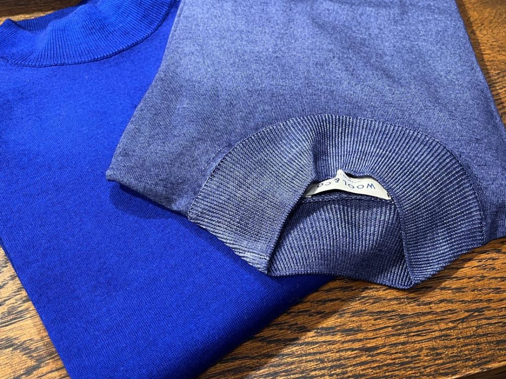 WOOL&COのブルーとネイビーのモックネックニットを並べた平置き写真