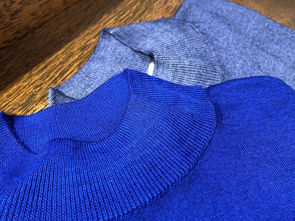 WOOL&COのモックネックニット、首元のリブデザインを映したディテール写真