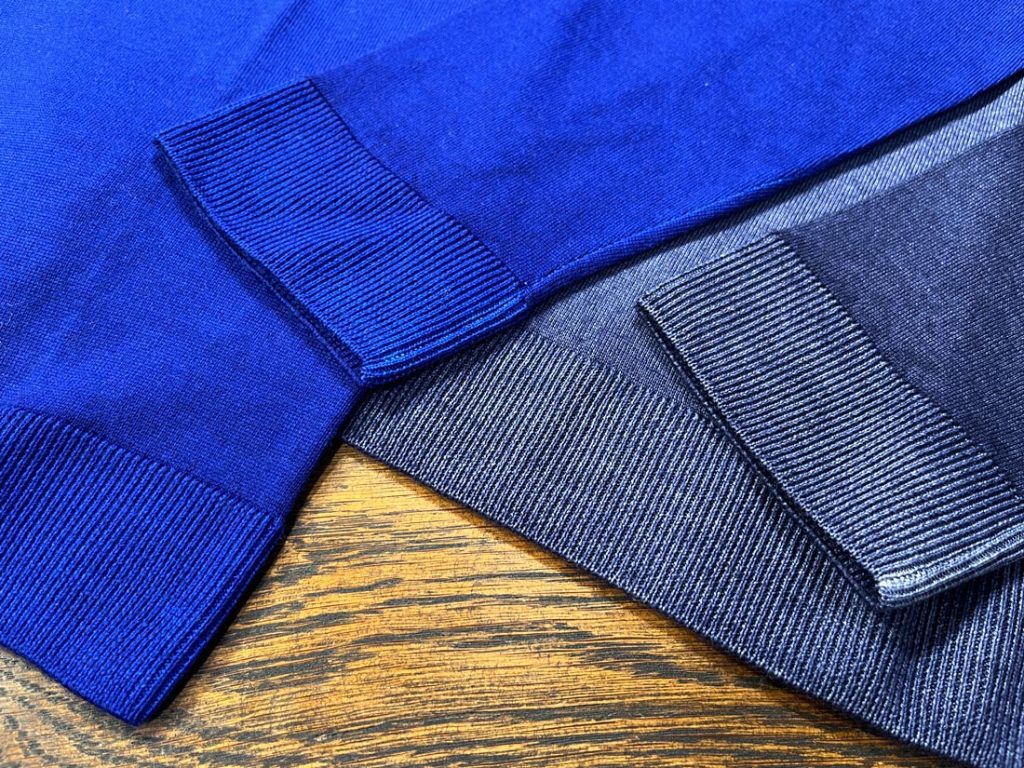 WOOL&COのブルーとネイビーのモックネックニット、裾と袖のリブディテール