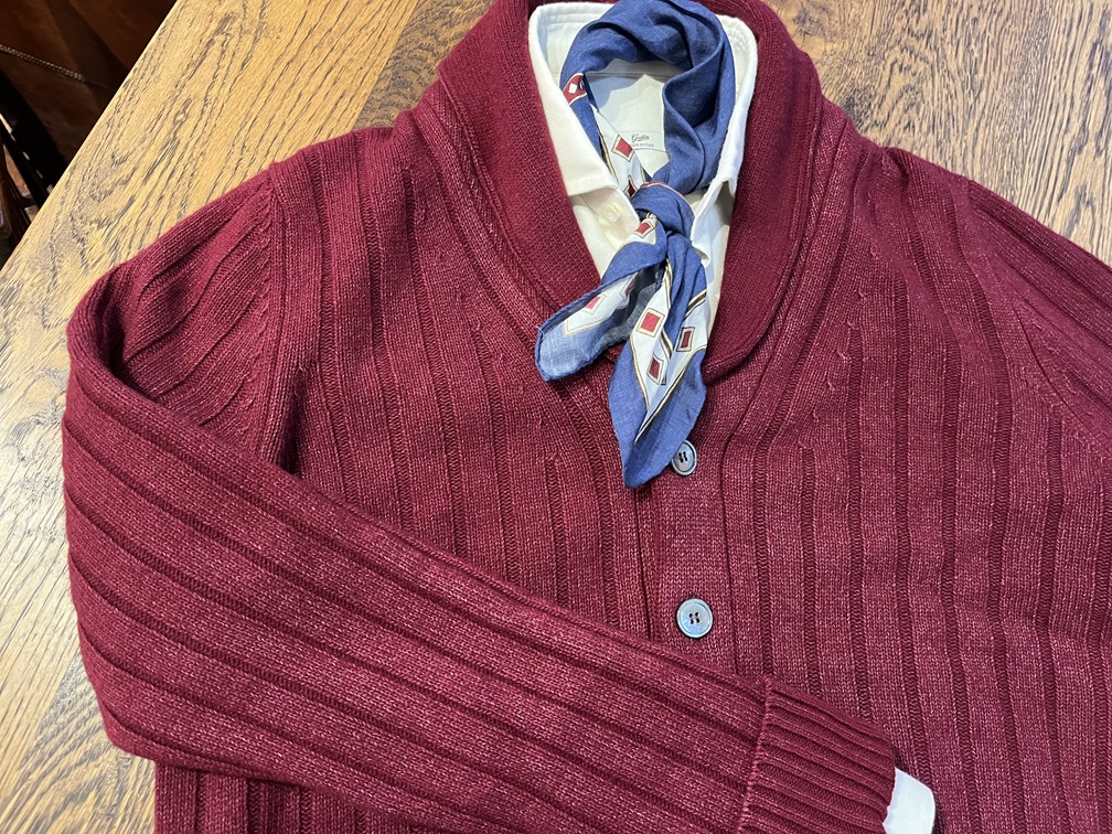 スカーフとシャツを合わせたエレガントな着こなし例